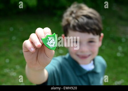 Un ragazzo tenendo un blue badge di Pietro. Immagine: Scott Bairstow/Alamy Foto Stock