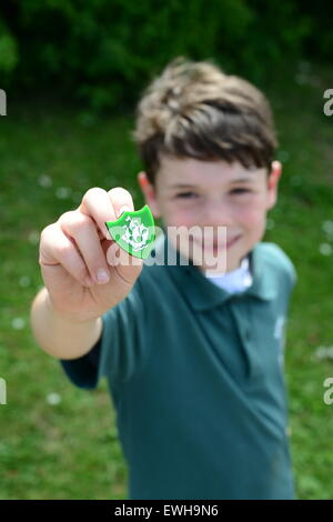 Un ragazzo tenendo un blue badge di Pietro. Immagine: Scott Bairstow/Alamy Foto Stock