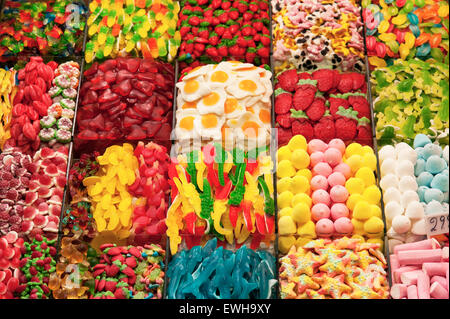 MERCATO LA BOQUERIA, colorata esposizione di dolci dolciari in vendita. Barcellona, Catalogna, Spagna Foto Stock