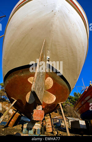 La grande carina di una crociera in legno /guida turistica barca sotto manutenzione alla darsena di Mirina, Saint Nicholas area. Isola di Limnos, Grecia. Foto Stock