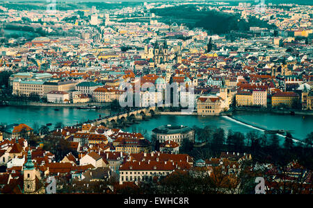 Al di sopra di vista della città vecchia di Praga con il ponte Carlo, il fiume Moldava e la cattedrale di Tyn (immagine oscurata) Foto Stock