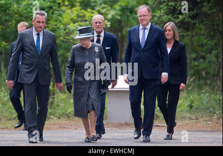 Celle, Germania. Il 26 giugno, 2015. La Gran Bretagna è la Regina Elisabetta II (2-L) e suo marito il principe Filippo (C) visita il sito della ex nazista tedesco Bergen-Belsen campo di concentramento, accompagnato dal direttore di memorial Jens-Christian Wagner (L), e Stephan Weil (2-R), il Primo Ministro dello stato tedesco della Bassa Sassonia con la moglie Rosemarie Kerkow-Weil (R), a Bergen vicino a Celle, Germania, 26 giugno 2015. La regina Elisabetta II e il Duca di Edimburgo sono stati sui loro quinta visita di Stato in Germania dal 23 al 26 giugno. Foto: JULIAN STRATENSCHULTE/dpa Credito: dpa picture alliance/Alamy Live News Foto Stock