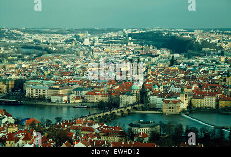 Al di sopra di vista della città vecchia di Praga con il ponte Carlo (immagine oscurata) Foto Stock