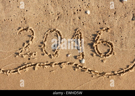 Anno 2016 Scritta sulla spiaggia di sabbia, come sfondo Foto Stock