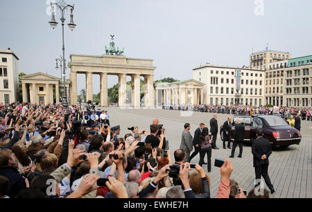 Berlino, Germania. Il 26 giugno, 2015. La Gran Bretagna è la Regina Elisabetta II sta dietro la sua Bentley vicino alla Porta di Brandeburgo per la sua ultima giornata a Berlino, 26 giugno 2015. Il monarca britannico e suo marito sono sulla loro quinta visita di Stato in Germania. Foto: KAY NIETFELD/dpa/Alamy Live News Foto Stock