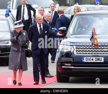 Celle, Germania. Il 26 giugno, 2015. British Queen Elizabeth II e il Duca di Edimburgo dicendo addio all aeroporto militare di Celle, Germania, 26 giugno 2015. La regina Elisabetta II e il Duca di Edimburgo sono stati sui loro quinta visita di Stato in Germania dal 23 al 26 giugno. Foto: HOLGER HOLLEMANN/dpa/Alamy Live News Foto Stock