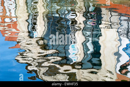 Riflessioni di edifici sul fiume Witham in Lincoln astratta. Lincolnshire, Inghilterra Foto Stock
