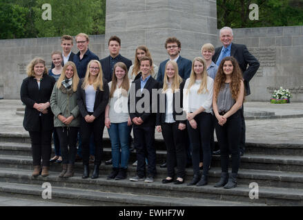 Celle, Germania. Il 26 giugno, 2015. Gli alunni di Kaiserin-Auguste-Viktoria-Gymnasium scuola in celle nella foto dopo un incontro con la regina in corrispondenza del sito di ex Bergen-Belsen campo di concentramento in Bergen vicino a Celle, Germania, 26 giugno 2015. La regina Elisabetta II e il Duca di Edimburgo sono stati sui loro quinta visita di Stato in Germania dal 23 al 26 giugno. Foto: Julian Stratenschulte/dpa/Alamy Live News Foto Stock