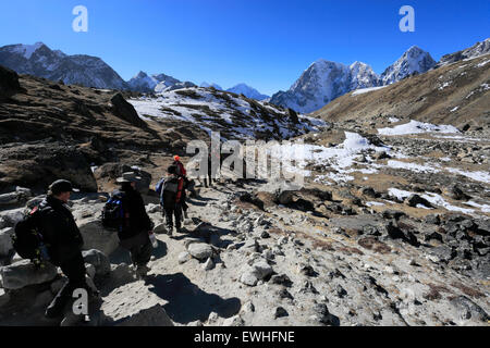 Trekking a piedi lungo il Lobuche Pass, campo base Everest trek, Sito Patrimonio Mondiale dell'UNESCO, il Parco Nazionale di Sagarmatha, Solu Foto Stock