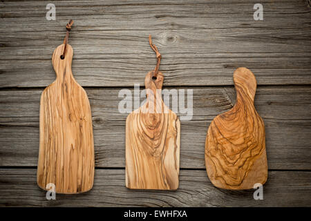 Composizione con olive wood board sulla parte superiore del tavolo in legno di quercia, rustico sfondo. Vista dall'alto. Foto Stock