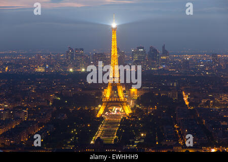 Sera vista su Parigi e la Torre Eiffel. Foto Stock