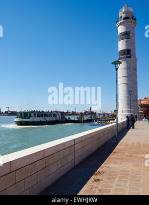 Faro accanto al faro fermata del vaporetto sul isola di Murano Laguna di Venezia Veneto Italia Europa Foto Stock