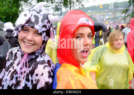 Festival di Glastonbury, Somerset, Regno Unito. Il 26 giugno 2015. Non sarebbe Glastonbury senza un po' di pioggia! Bevande spiritose restare alta e la musica continua nonostante un pesante a metà pomeriggio acquazzone. Credito: Tom Corban/Alamy Live News Foto Stock