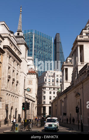 Vista guardando a sud, giù Louthbury Street, nella città di Londra, CE2. Foto Stock