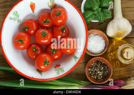 Close up di ingredienti per la salsa di pomodoro su una vecchia tavola di legno Foto Stock