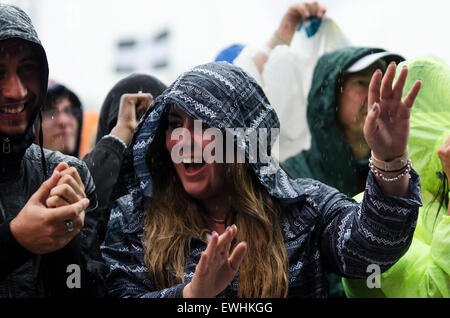 Glastonbury, Somerset, Regno Unito. Il 26 giugno, 2015. Scene da Glastonbury Festival 2015 durante il primo rovescio di pioggia. Inghilterra, UK Credit: Francesca Moore/Brighton fonte/Alamy Live News Foto Stock