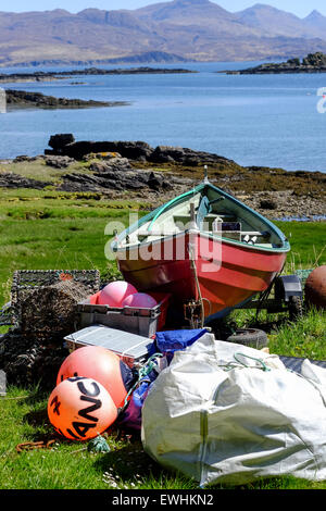 Isola di Skye in Scozia. Piccole casette di legno barca da pesca con lenza sull'Isola di Skye Foto Stock