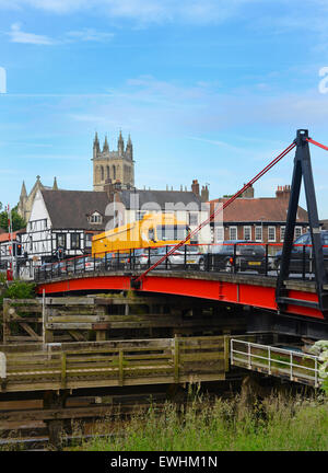 Il traffico che attraversa selby ponte girevole sul fiume Ouse con selby abbey nella distanza Yorkshire Regno Unito Foto Stock