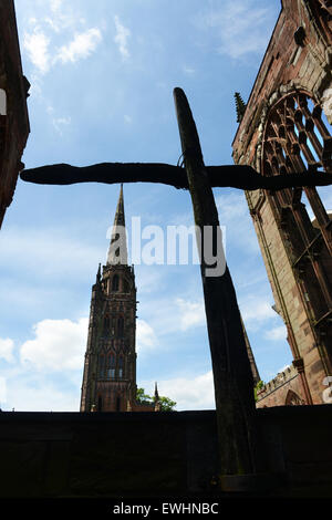 La vecchia croce carbonizzati a Coventry Cathedral rovine, Coventry, West Midlands, England, Regno Unito Foto Stock