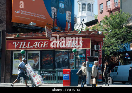 Indicazioni all'angolo del Christopher Street e la Settima Avenue nel Greenwich Village. I Newyorkesi lo chiamano "Il West village", e in effetti sembra proprio che un villaggio al di fuori di una grande città. Ecco i grattacieli hanno dato modo alle case di N in piante superiori. Inoltre, qui è dove si trova l'Università di New York e la casa di molti studenti che si sono trasferiti a tutti gli artisti, scrittori e bohemienne che visse qui. Nel modo più corretto di alcuni famosi West Village sono stati installati in appartamenti di lusso lontano da tutti gli stress. In aggiunta, un altro incentivo per alcuni essa è sempre stata la zona gay di moda. Foto Stock