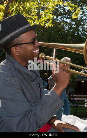 Un sassofonista di Washington Square Park nel Greenwich Village Park. Questo enorme parco di raccogliere oggi il sassofono, cantanti blues tour Foto Stock