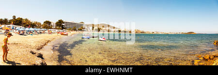 A Santa Eulalia Del Rio Ibiza beach costa litorale estate mare panoramico panorama Spagna spagnolo resort lucertole da mare bikini Foto Stock