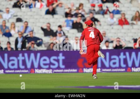 Manchester, Regno Unito. Il 26 giugno, 2015. Natwest T20 Blast. Lancashire fulmine rispetto a Birmingham orsi. Lancashire Lightning bowler Stephen Parry insegue giù una palla verso il confine. Credito: Azione Sport Plus/Alamy Live News Foto Stock