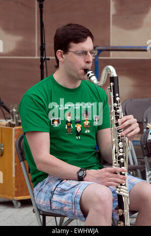 Clarinetto basso player nella Università di Warwick 'Team clarinetto' gruppo giocando sul campus universitario, Coventry, Regno Unito Foto Stock