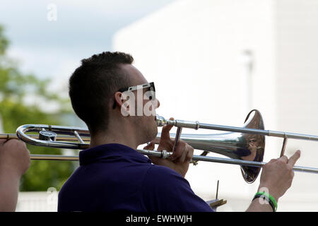 Trombone player in Warwick University Big Band, REGNO UNITO Foto Stock