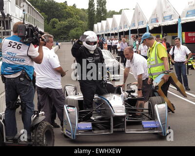 Parco di Battersea, Londra, Regno Unito. Il 26 giugno, 2015. Il sindaco Boris Johnson cerca una formula E race car prima per gli ultimi due round che si terrà nel parco di Battersea, Londra domani e domenica (27 e 28 giugno 2015) Credito: Motofoto/Alamy Live News Foto Stock