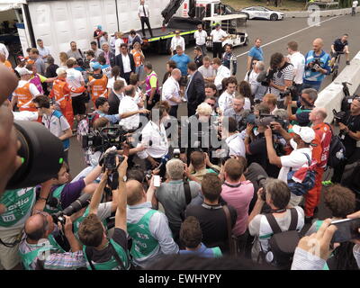 Parco di Battersea, Londra, Regno Unito. Il 26 giugno, 2015. Il sindaco Boris Johnson cerca una formula E race car prima per gli ultimi due round che si terrà nel parco di Battersea, Londra domani e domenica (27 e 28 giugno 2015) Credito: Motofoto/Alamy Live News Foto Stock