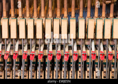 Vecchio pianoforte costruzione tedesca - i vari dettagli interni Foto Stock