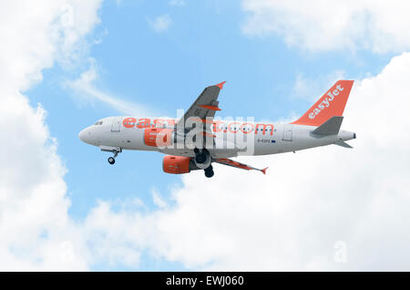 -Aeromobili Airbus A319-111-, di -EasyJet- compagnia aerea, è tenuto fuori da Madrid-Barajas : Adolfo SUAREZ- aeroporto. Foto Stock