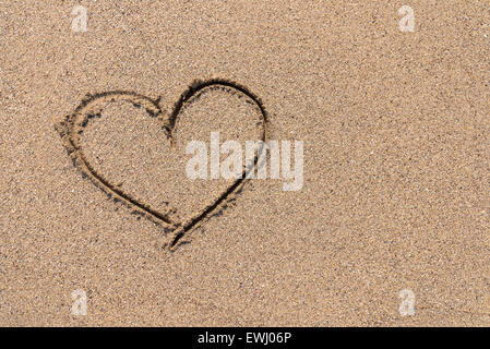 Cuore disegnato su Ocean Beach sabbia Foto Stock