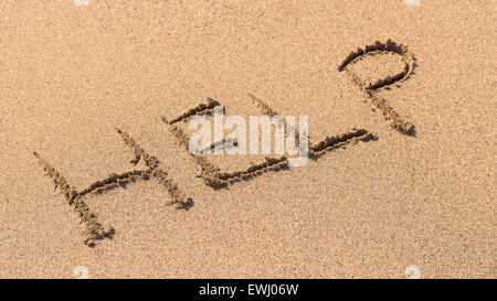 Salvare mi segno disegnato sulla spiaggia di sabbia Foto Stock