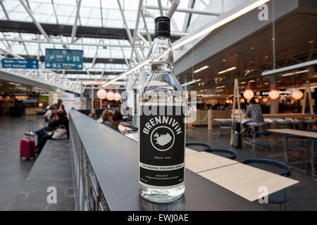 Brennivin spirito islandese dal duty free Keflavik airport area partenze del terminal Islanda Foto Stock