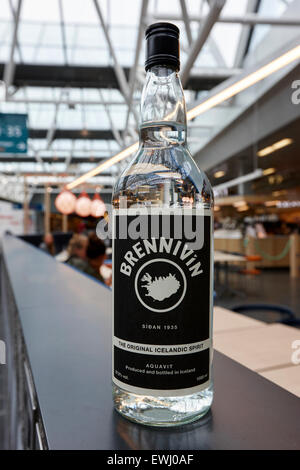 Brennivin spirito islandese dal duty free Keflavik airport area partenze del terminal Islanda Foto Stock