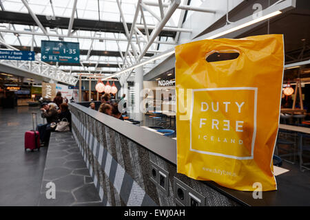 Duty free shopping bag a Keflavik airport area partenze del terminal Islanda Foto Stock