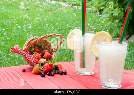 Due granita al limone con alcune bacche rosse su una tabella rossa Foto Stock