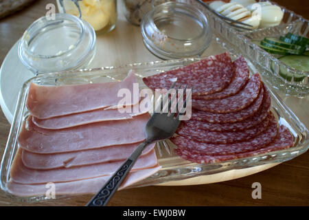 Selezione di salumi prosciutti e salami come parte di una prima colazione continentale in una guesthouse Islanda Foto Stock