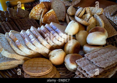 Selezione dei paesi nordici e islandese di pane steso su un tavolo in Islanda Foto Stock