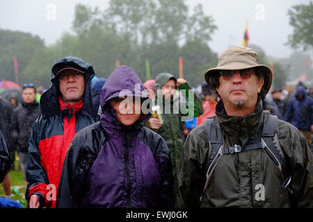 Festival di Glastonbury, Somerset, Regno Unito. Il 26 giugno 2015. Vari acquazzoni pesanti imbibito la folla durante il pomeriggio. Nonostante l'ammollo liquori rimase elevato e l'umore di Glastonbury ha prevalso. Credito: Tom Corban/Alamy Live News Foto Stock