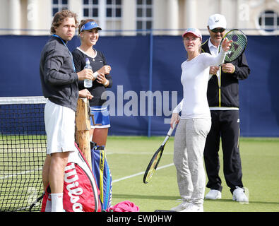 Eastbourne, Regno Unito. Il 26 giugno, 2015. Aegon International Tennis campionati. Belinda Bencic (SUI) pratiche con Martina Hingis (SUI) dopo la sua semi-finale è stato chiamato fuori a causa di lesioni a Wozniacki durante il giorno 6 a Devonshire Park. Credito: Azione Sport Plus/Alamy Live News Foto Stock