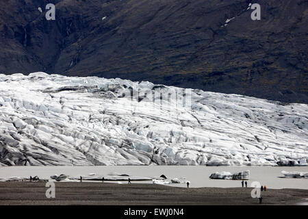 Skaftafell ghiacciaio e le persone alla fine laguna con gli iceberg Vatnajokull parco nazionale in Islanda Foto Stock