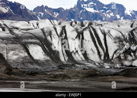Coperto di cenere Skaftafell ghiacciaio e fine morena, Vatnajokull parco nazionale in Islanda Foto Stock