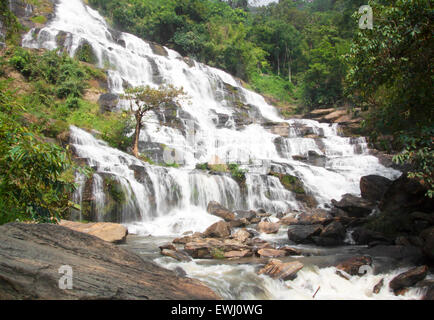 Mae Ya Doi Inthanon la natura selvaggia della pietra d'acqua. Foto Stock