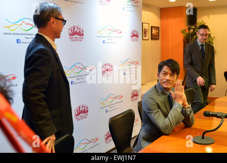 (150626) -- NEW YORK, 26 giugno 2015 (Xinhua) -- attore e cantante Aaron Kwok (C) e regista Ringo Lam (L) dal cinese di Hong Kong di partecipare alla conferenza stampa e serata di apertura reception per il prossimo 2015 New York Asian Film Festival di New York, gli Stati Uniti, il 26 giugno 2015. (Xinhua/Wang Lei) Foto Stock