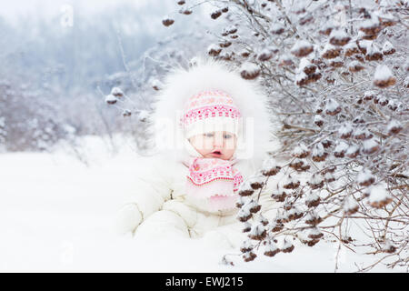 Bellissima bambina giocare nella neve Foto Stock