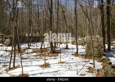 I resti di un granito abbandonati fondazione risalgono al XIX secolo - XX secolo insediamento di montagna nella foresta di Pawtuckaway St Foto Stock