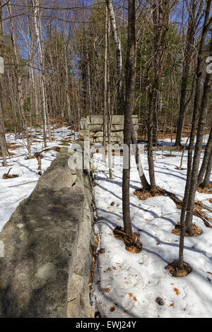 I resti di un granito abbandonati fondazione risalgono al XIX secolo - XX secolo insediamento di montagna nella foresta di Pawtuckaway St Foto Stock